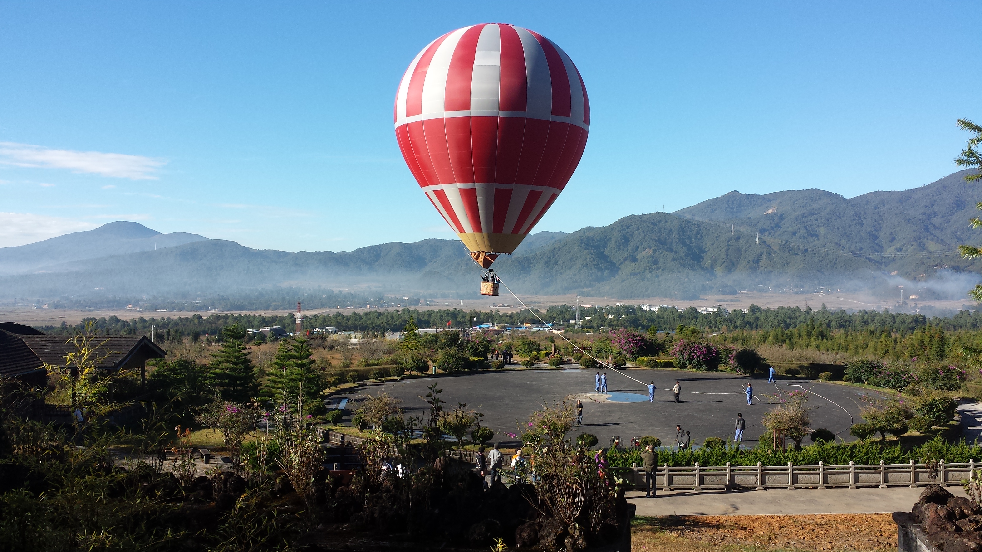 昆明 大理 丽江 腾冲 瑞丽8日跟团游(3钻) 昆明丽江挂四 芒市飞上海