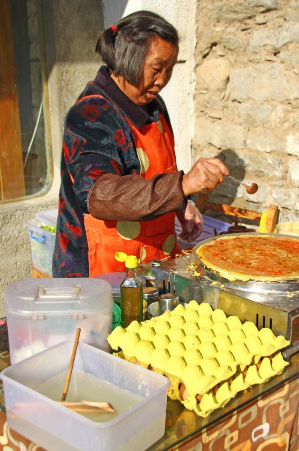 这个老奶奶摊的煎饼果子可棒了.6rmb.一个管饱.