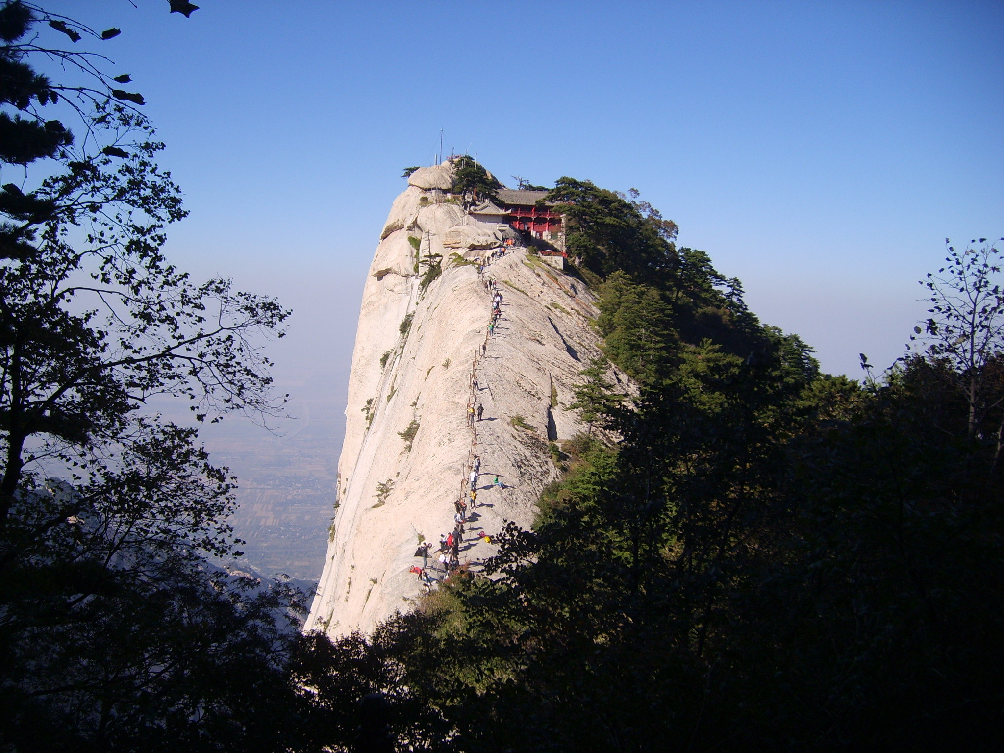 登西峰顶也不算太累,主要是有铁链的关系,就是风太大,华山太冷,不敢多