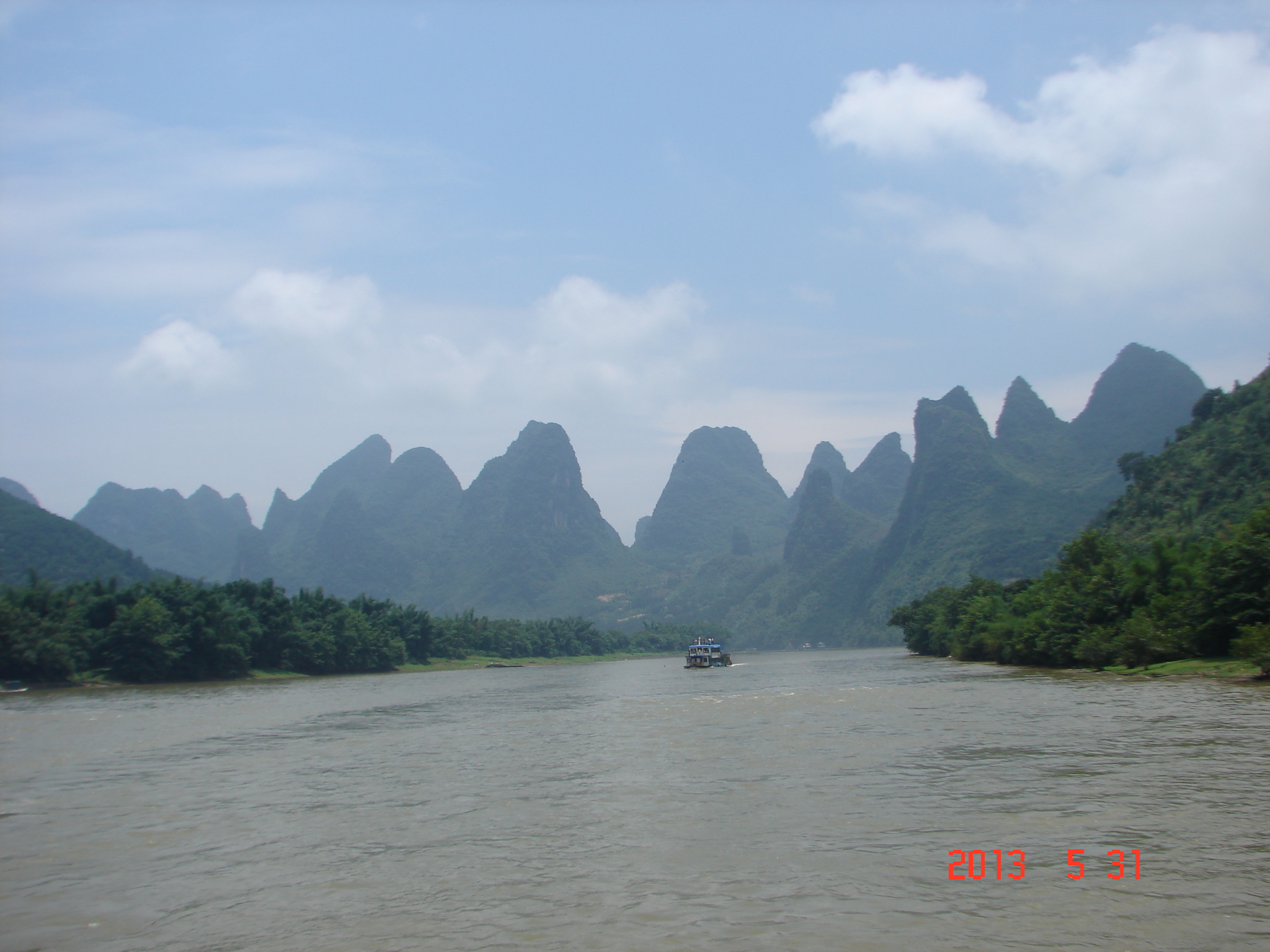 對桂林山水的嚮往之心就此種下,而後是那首流傳於上世紀90年代的歌曲