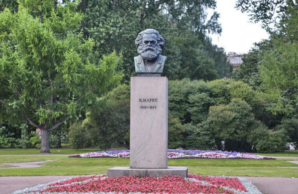 12.这是在女子学院的花园里树立的恩格斯雕像.