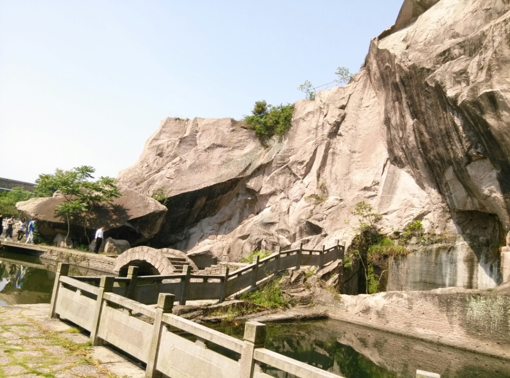 美麗寧海遊之伍山石窟,小小山頭,別樣洞天,驚歎於古人鬼斧神工,欣賞石