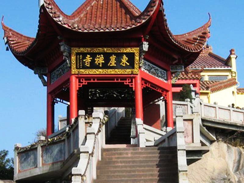 要去东崖禅寺需要登上飞鸿桥 其实就是东崖禅寺 曾经是九华山