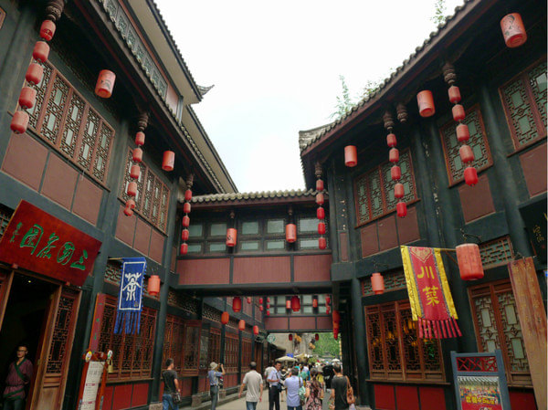 这个三国茶园,里面有四川茶艺和变脸的表演,每次30分钟,好像是2点,5