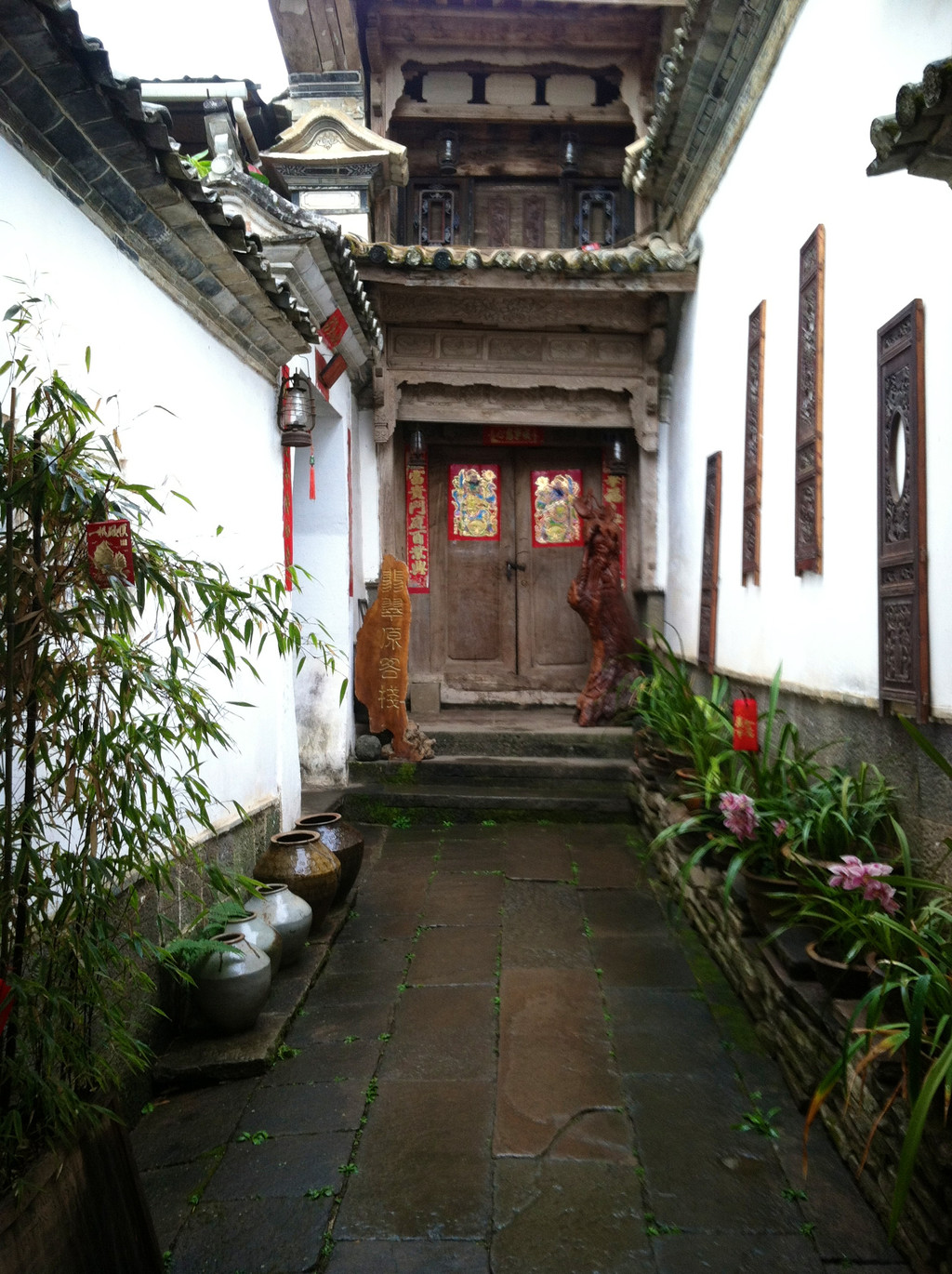 这是他家的影壁,但他家天井也变成街道了