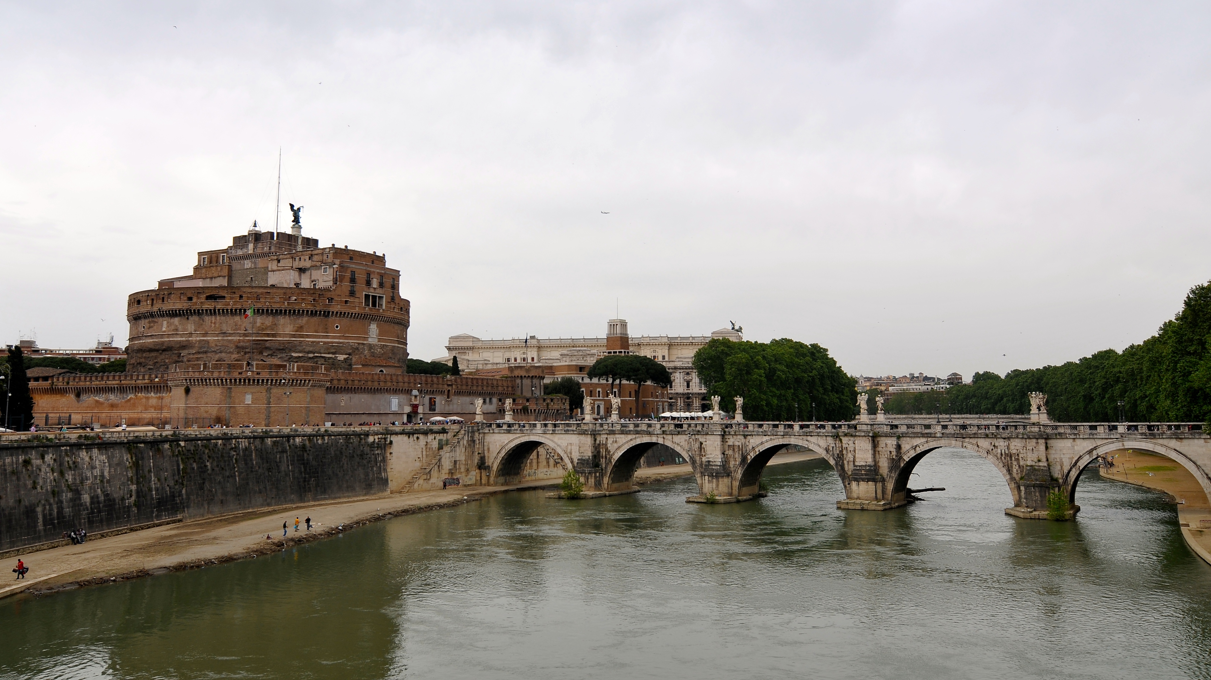 castel sant angelo圣天使城堡建于139年,城堡上圆下方,外围城墙则是
