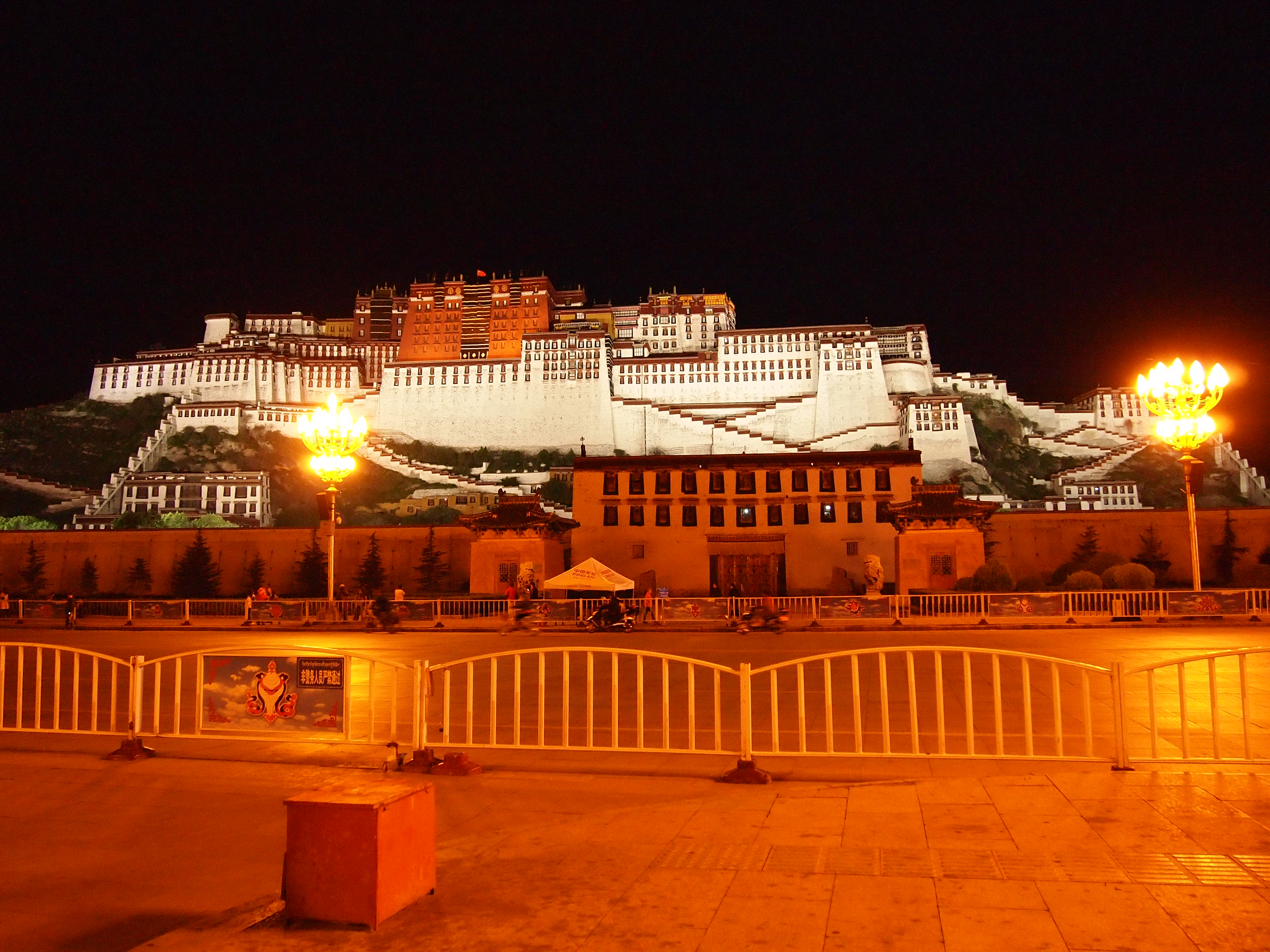 夜幕降临后一定要去布达拉宫广场