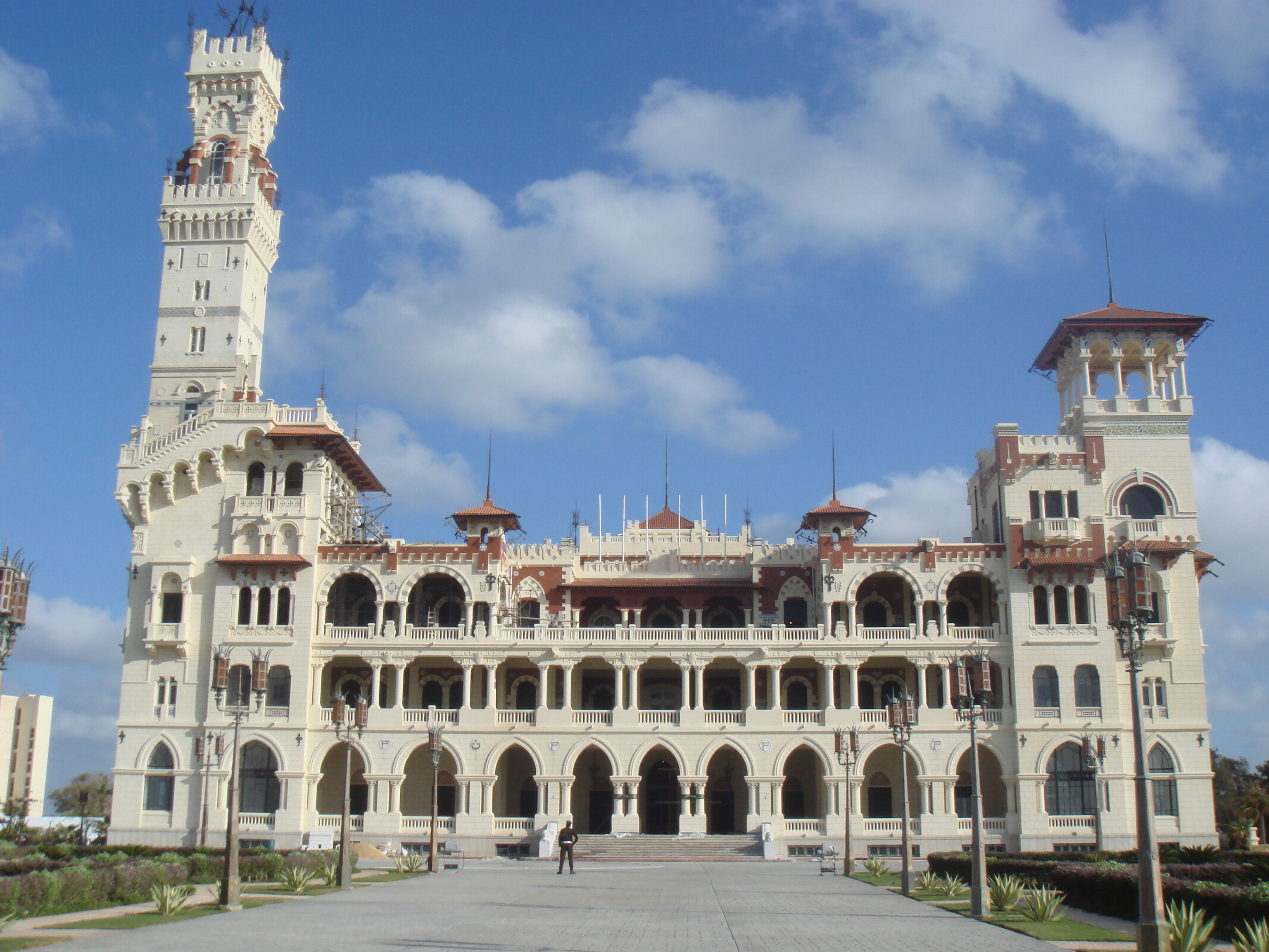 结束在灯塔的游览后我们又在导游带领下游览了位于地中海边的夏宫