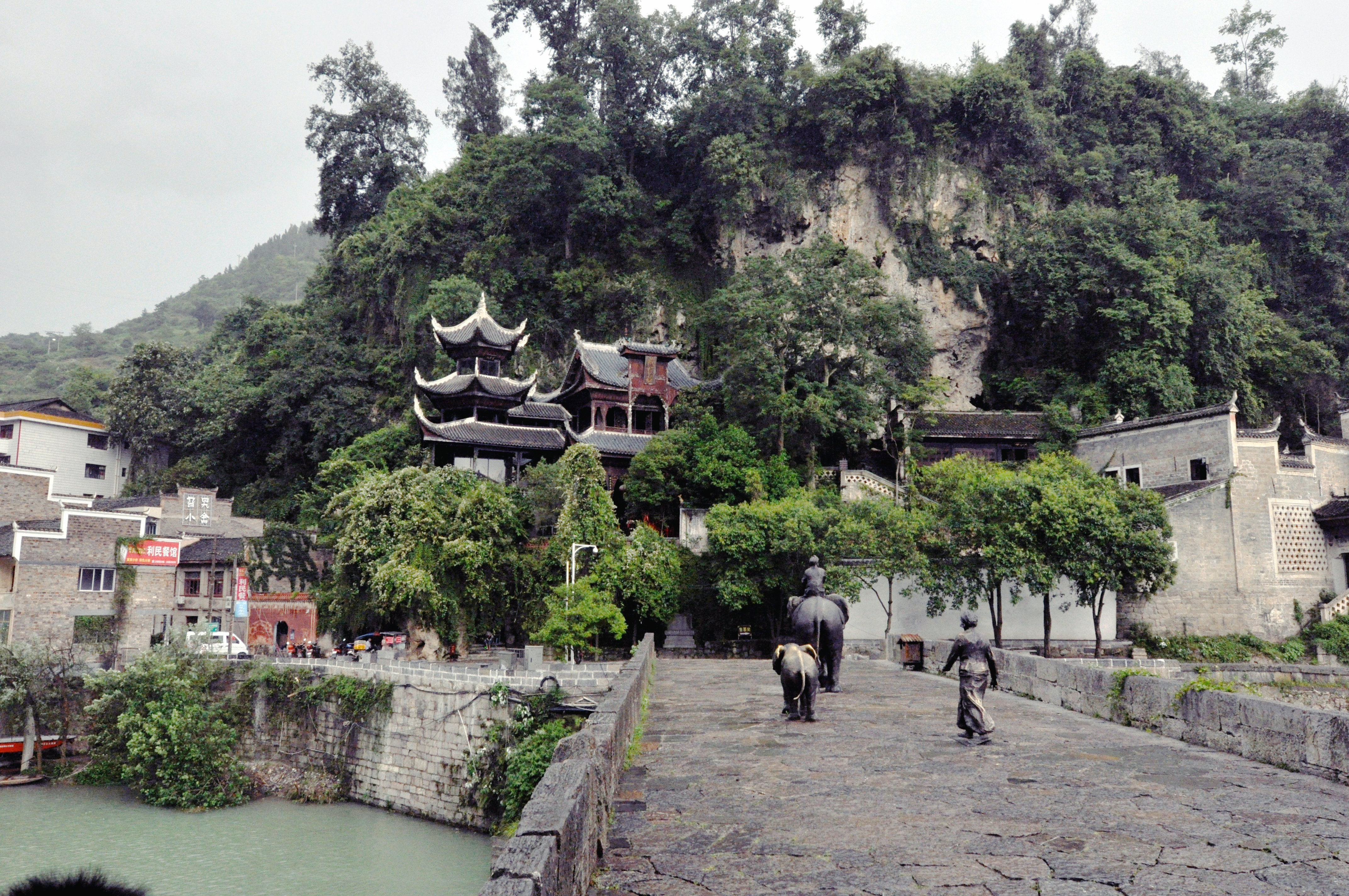 貴州黔東南-鎮遠古鎮,西江千戶苗寨 黃果樹火車十日自由行