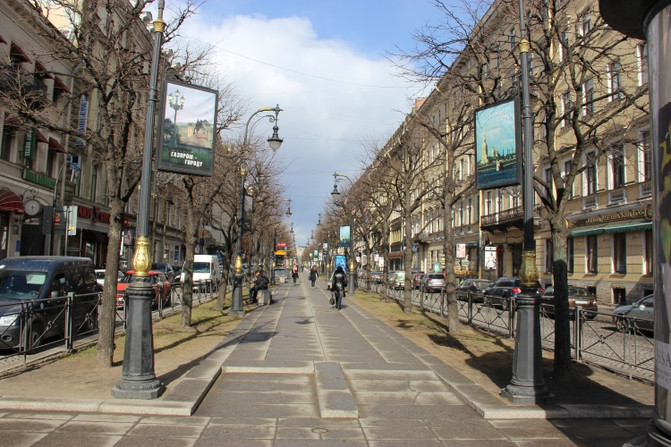 【涅瓦大街】:是圣彼得堡最热闹最繁华的街道,聚集了该市最大的书店