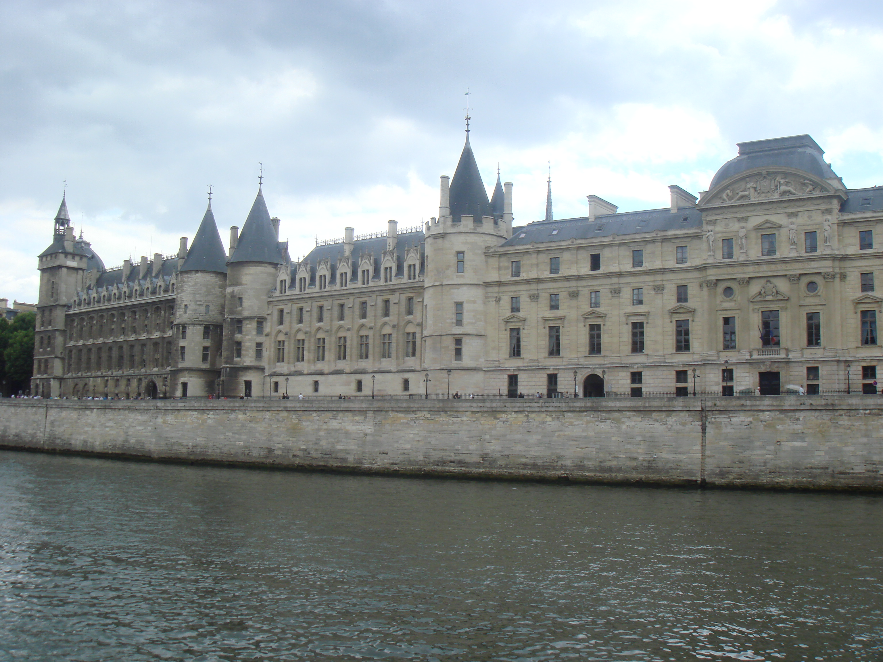 【携程攻略】巴黎塞纳河景点,塞纳河将巴黎分成右岸和左岸，左岸有大学和有情调的咖啡店等，所以又…