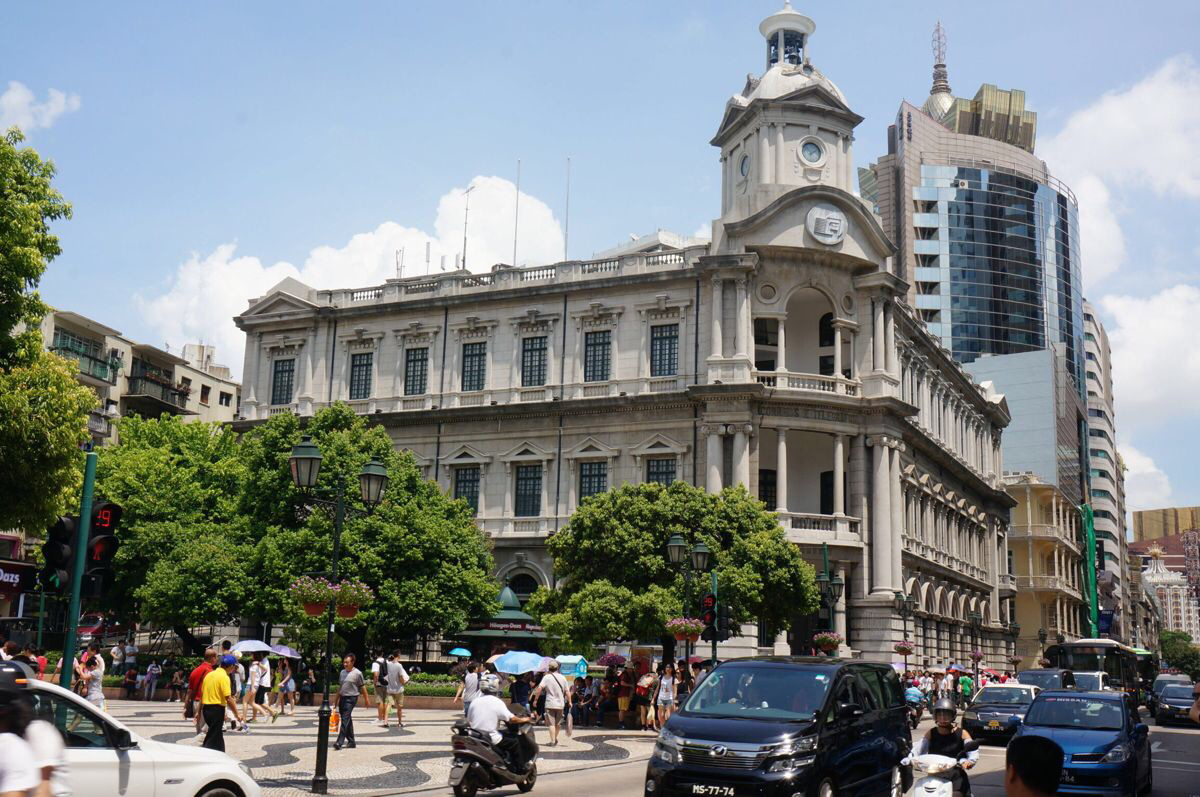 恩尼斯总统前地