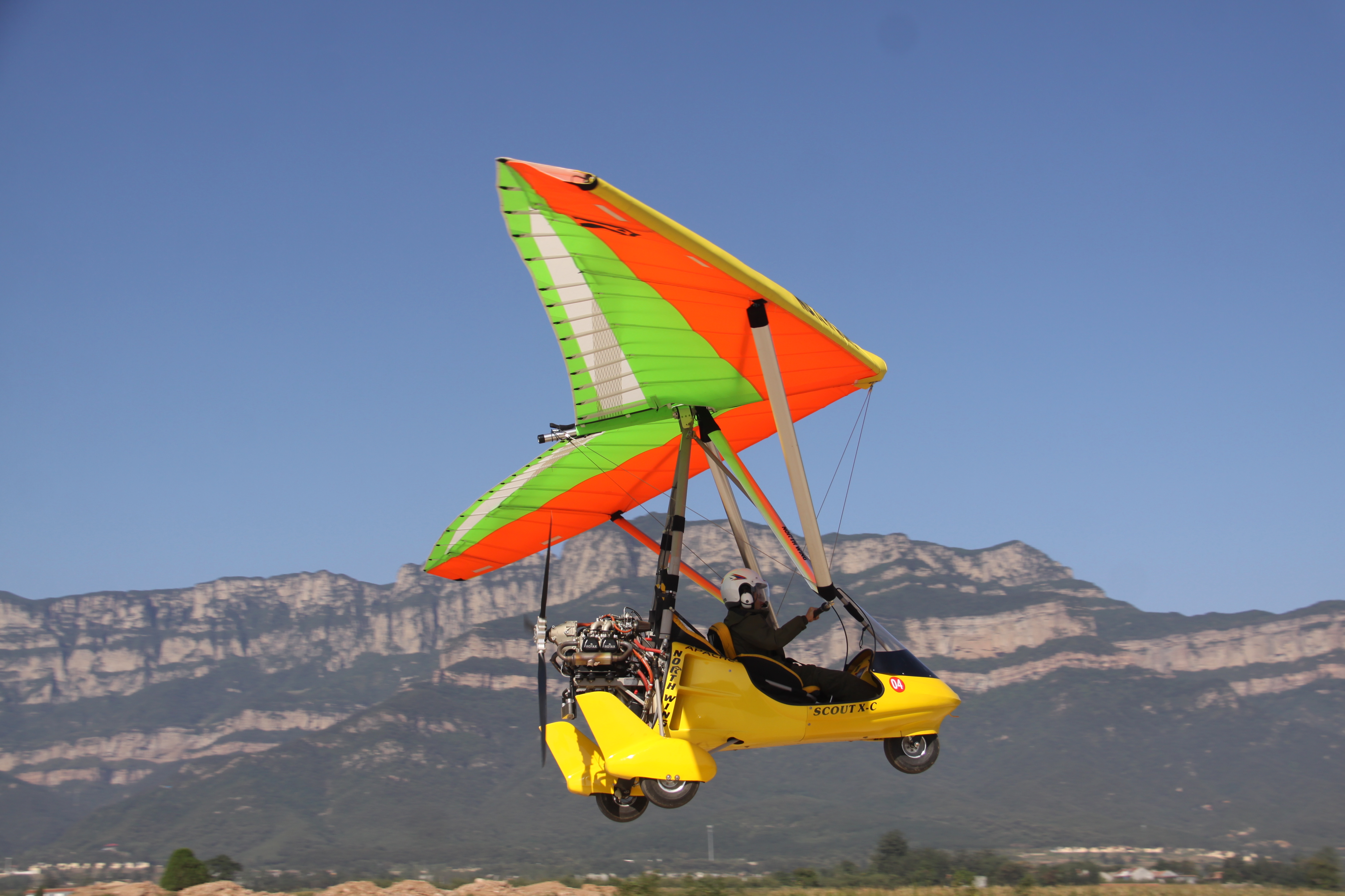 主要是滑翔伞,三角翼,直升机体验飞行.