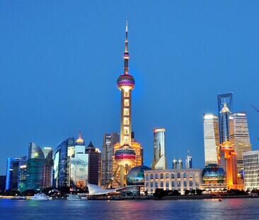 旁边就是黄浦江,对岸就是外滩万国建筑群,是上海市的著名地标