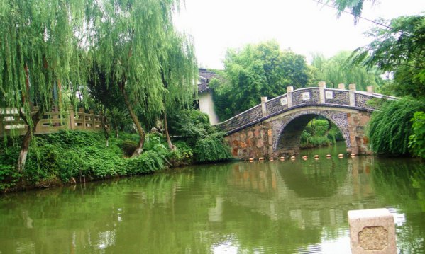 留園以園內建築佈置精巧,其實眾多而知名,與拙政園,北京的頤和園,承德