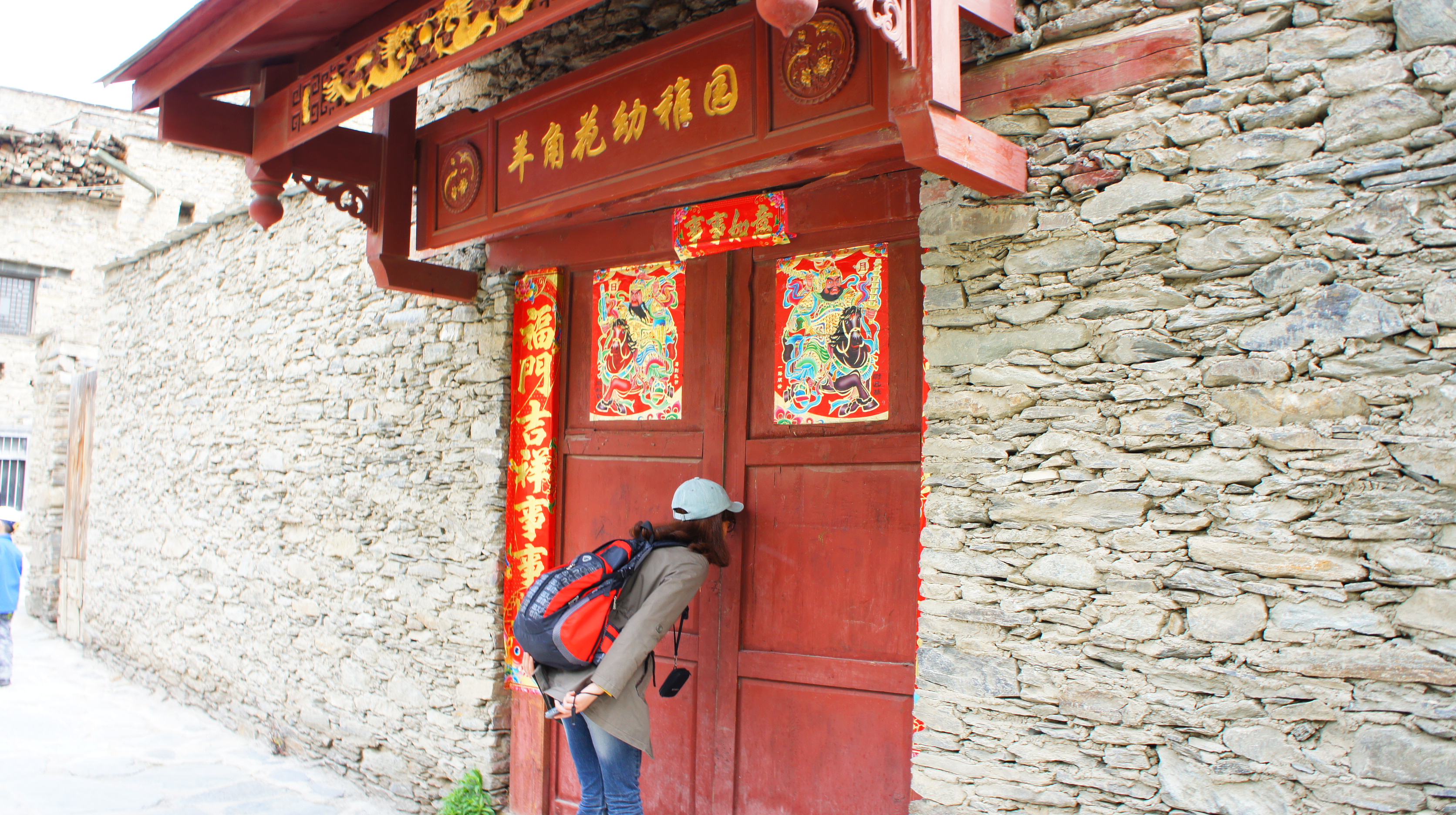 好可愛的幼稚園,本來以為只是空房,但是透過門縫看進去