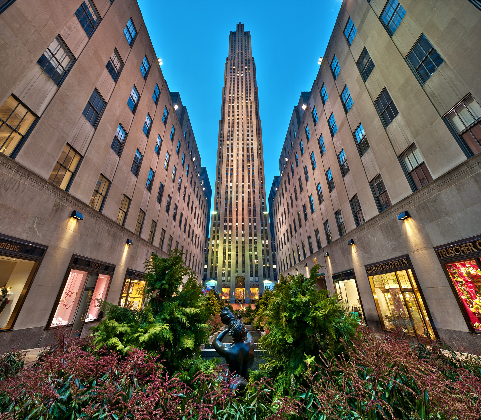 洛克菲勒中心是位于纽约曼哈顿市的一个由  栋商业大楼组成的建筑群