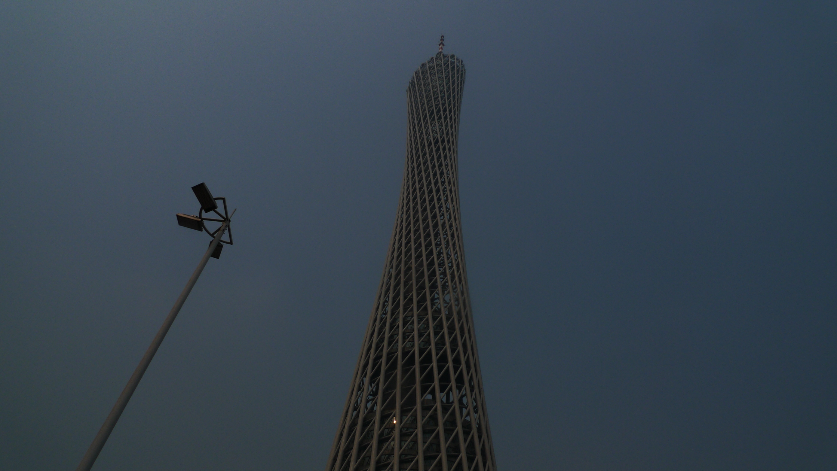 【携程攻略】广州广州塔景点,广州标志性的建筑，在珠江边。为了坐有轨列车近距离的接触了一下，没…