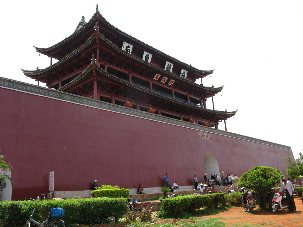 朝陽樓即建水東門城樓,建於明洪武二十二年(1389年),至今六百餘年,比