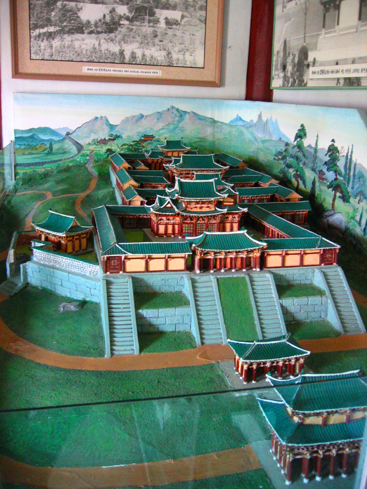 朝鲜,金色光环下的灰调