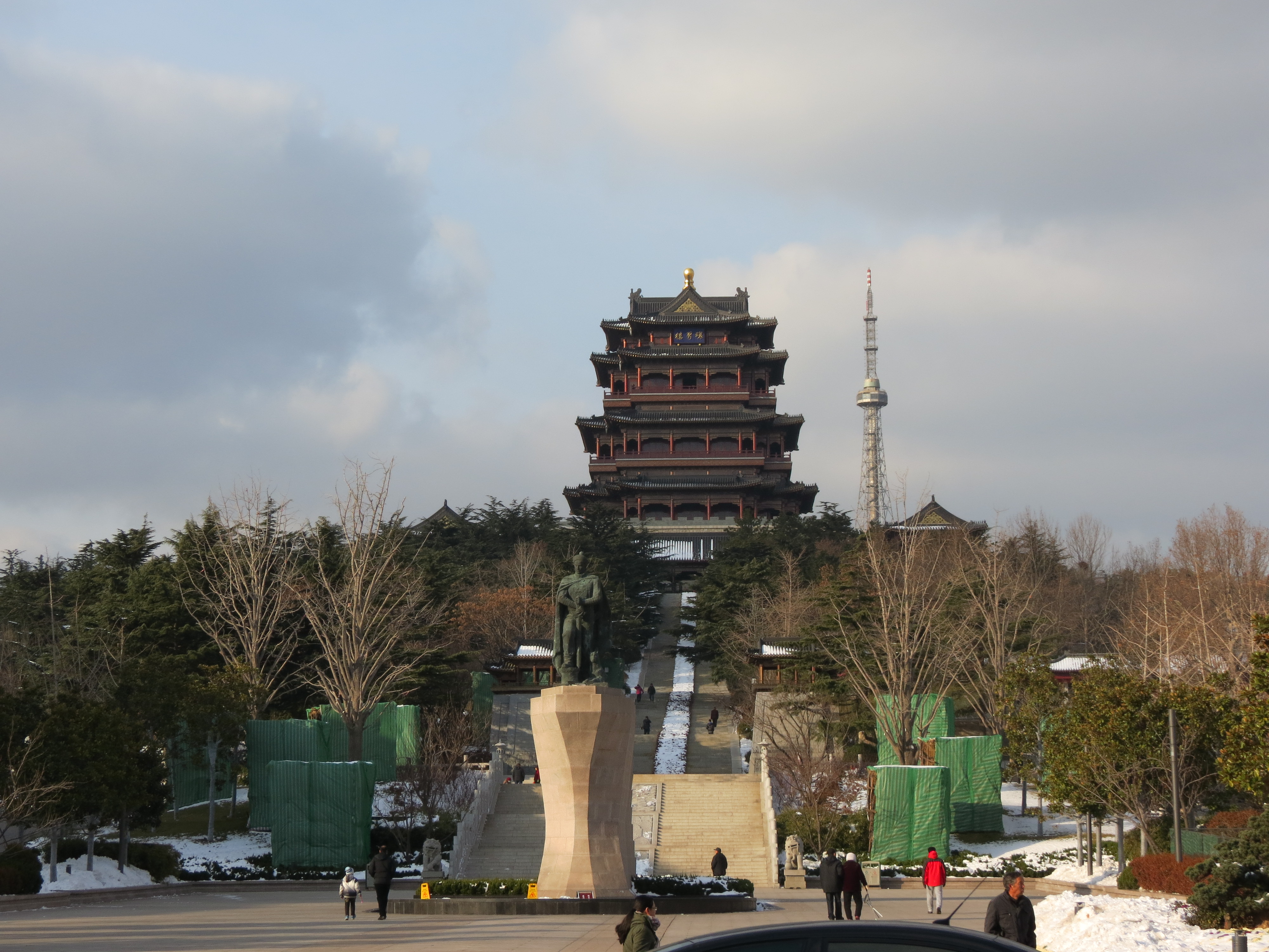 环翠楼公园坐落在威海市区西夸古山东麓,倚山而建,呈上升地势,占地300