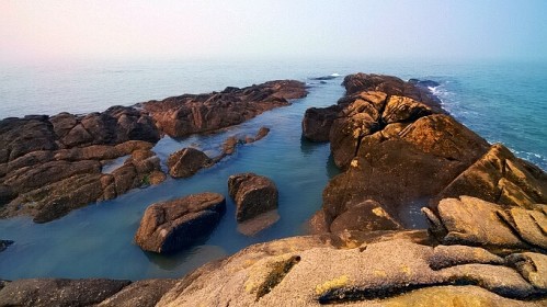 桃花島是日照市海域唯一最近的島嶼,距岸千米,面積0.5平方公里.