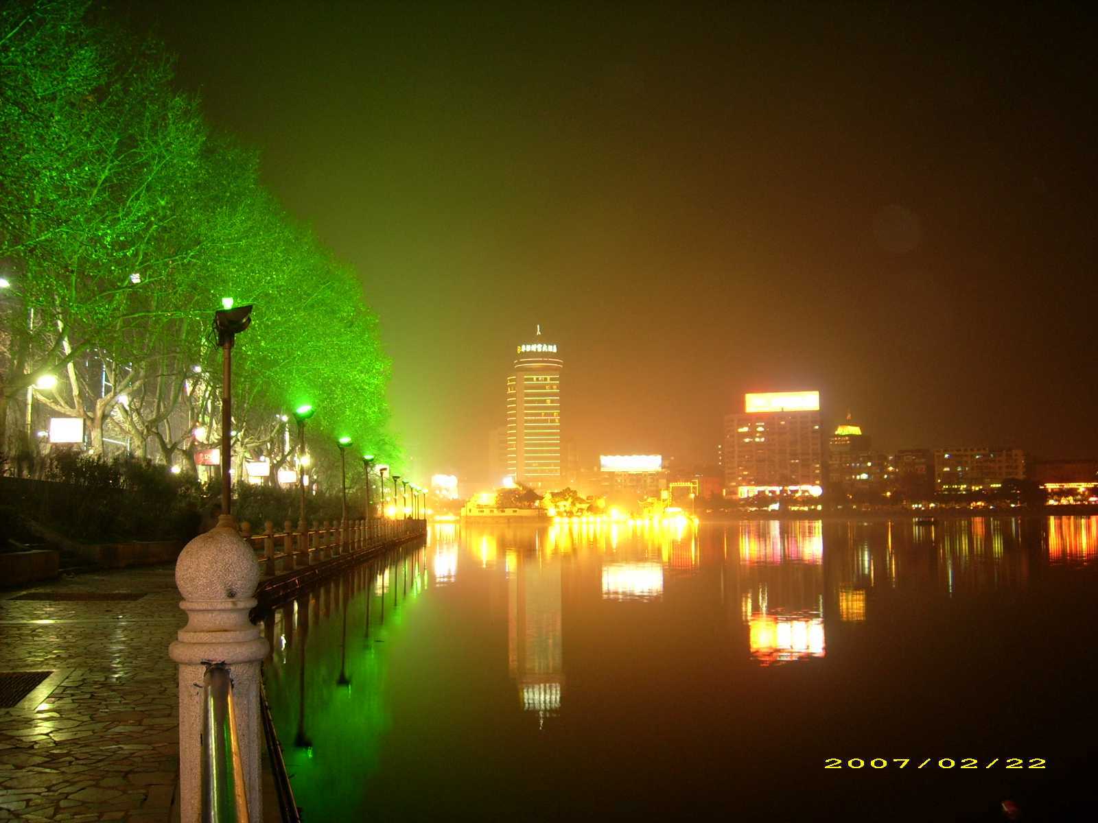 甘棠湖夜景图片