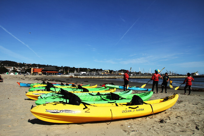 在这里游客可以租用香蕉船出海,这是教练在对游客进行简单培训.