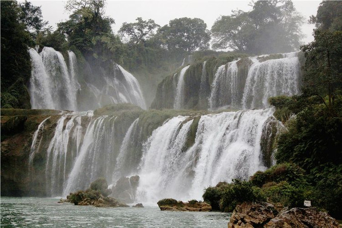 跨国瀑布有多宽 a30ed96f2487444fbdd7e9734d9fd058_R_671_10000_Q90.jpg