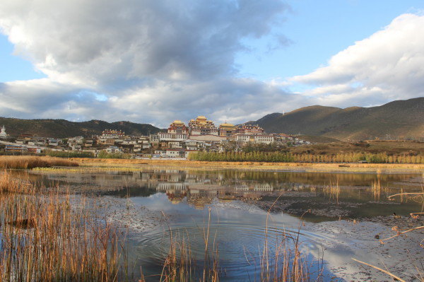 傍晚,倒影,松赞林寺,金碧辉煌,栈道上除了我就一个人,太远了