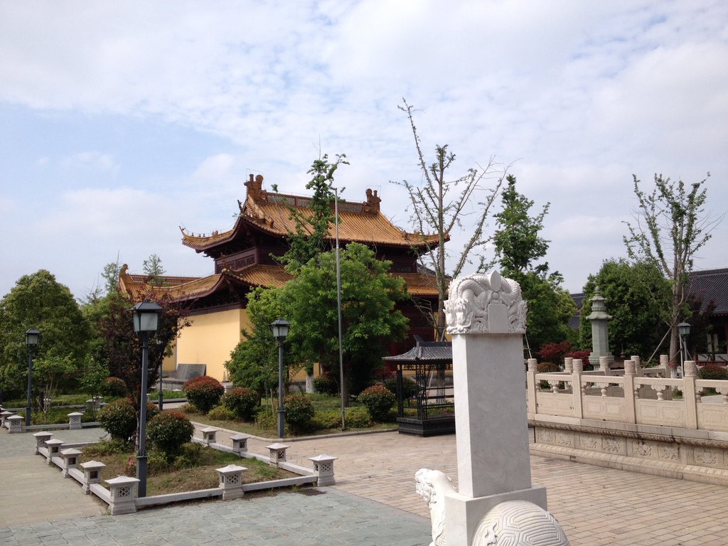 寺院之藏经楼又名水云楼,临湖而居,凭栏极目,水天一色,波光粼粼,水凫