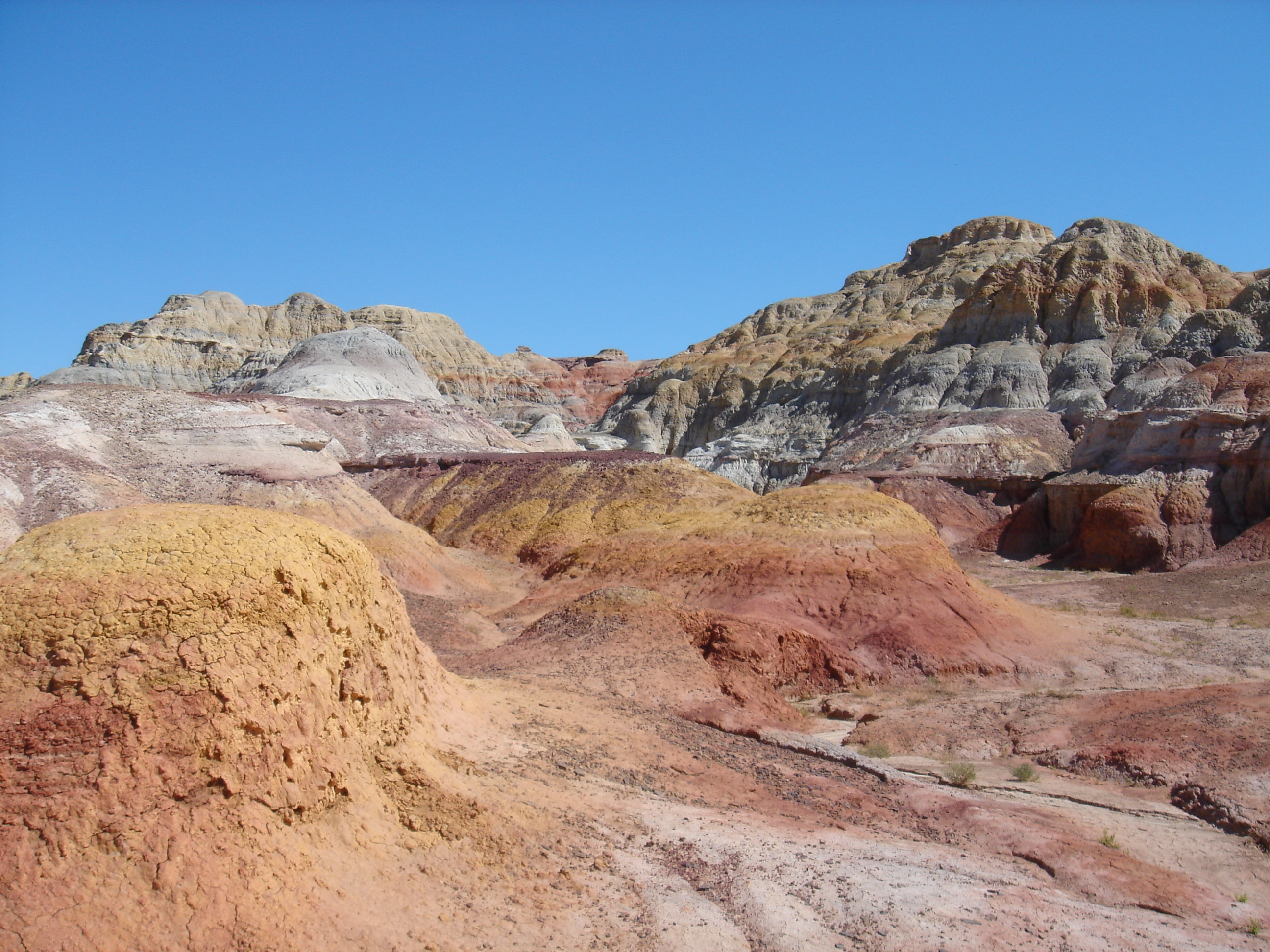 是一片茫茫戈壁荒漠中罕见的五彩缤纷世界,素来以怪异,神秘,壮美而