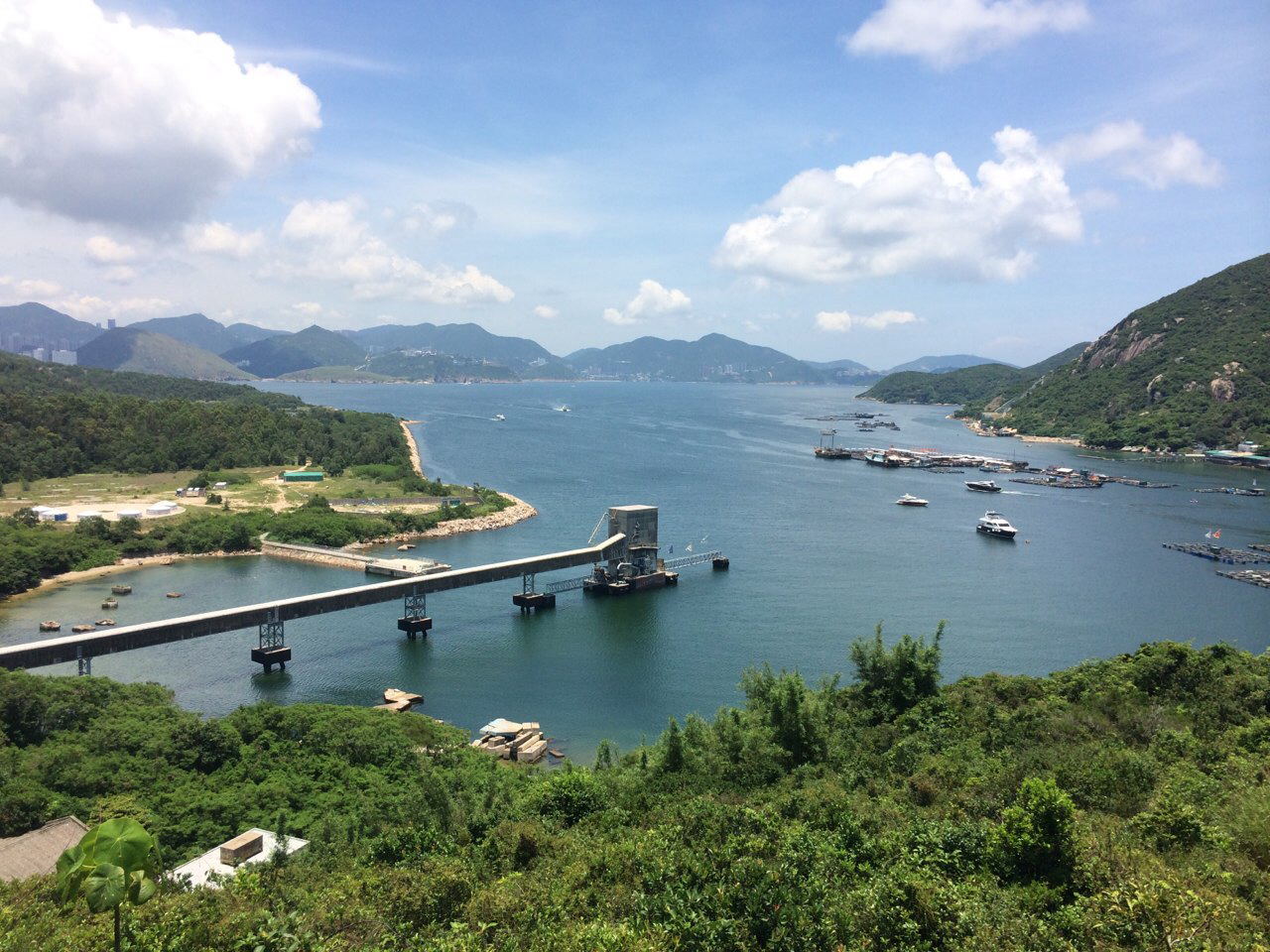 到南丫岛的最好是穿着比较舒适的平底或者运动鞋,从榕树湾走到索罟湾