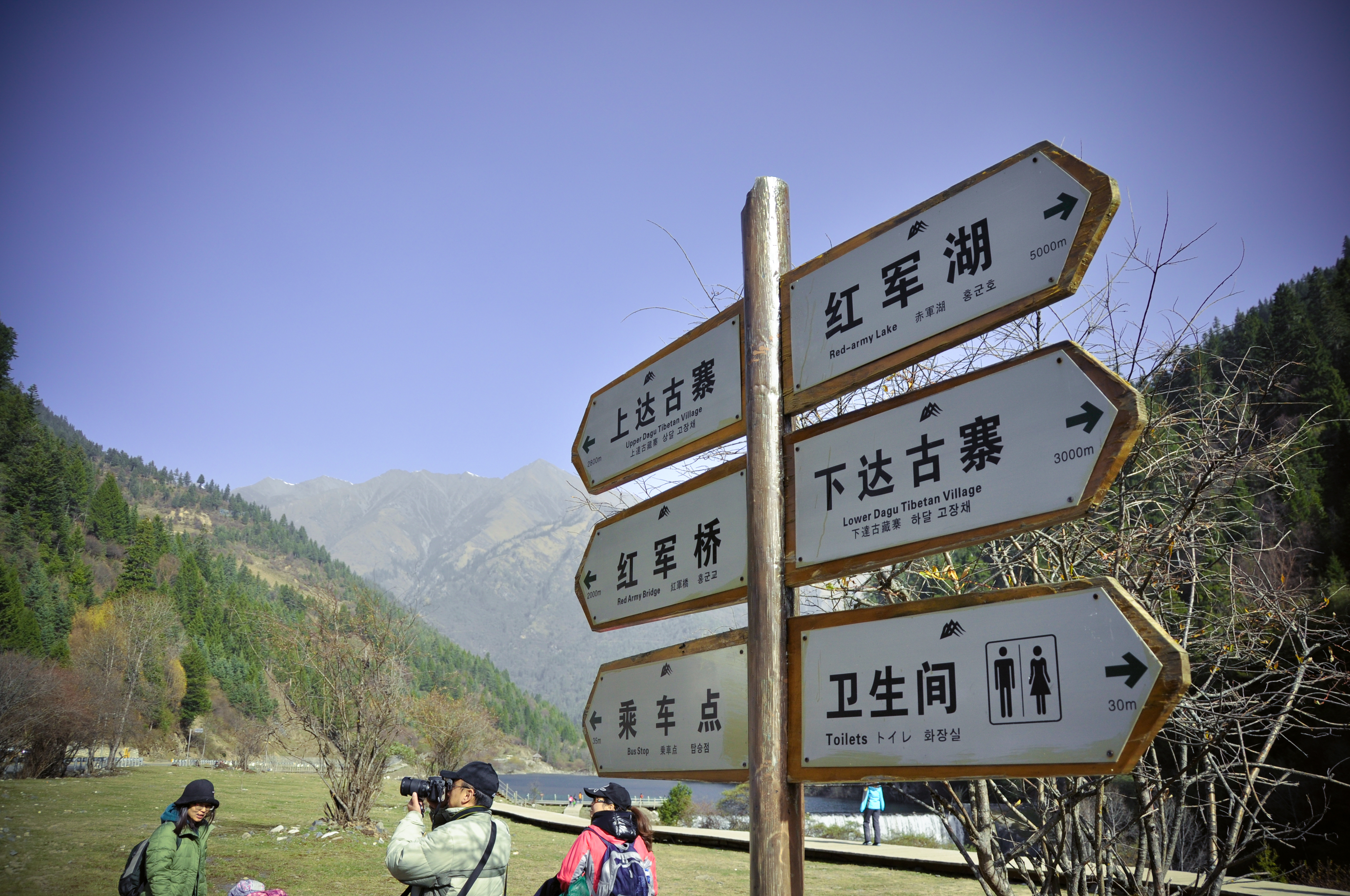 奶子溝,達古冰川,色爾古藏寨,三奧雪山,熱水塘溫泉等自然景觀;還有