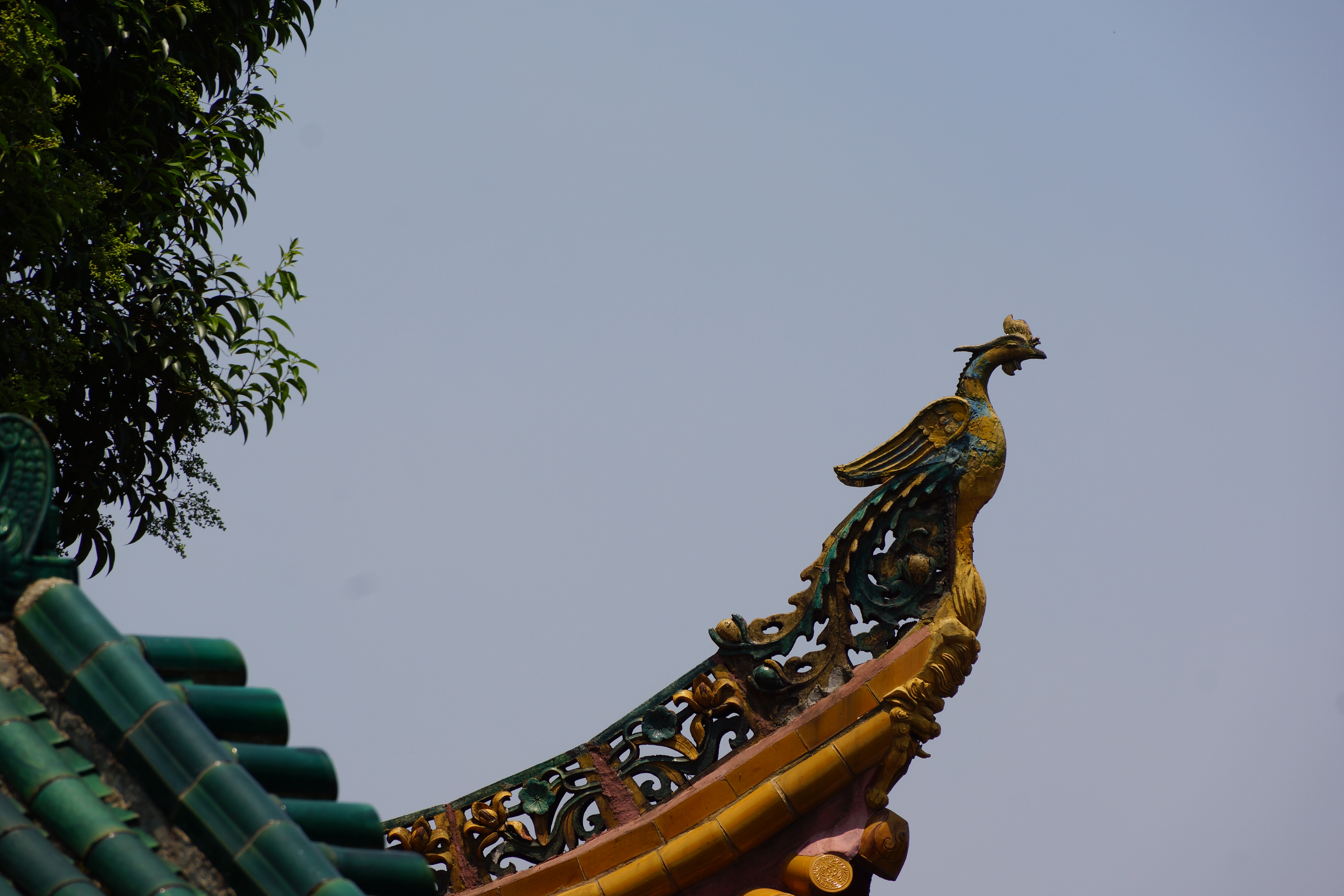 图右位置有鳌鱼摆尾吻兽的牌楼后面还有详细介绍,而图左岳阳楼飞檐翅