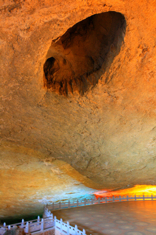 看看这个大窟窿,不得不惊叹于大自然的鬼斧神工!