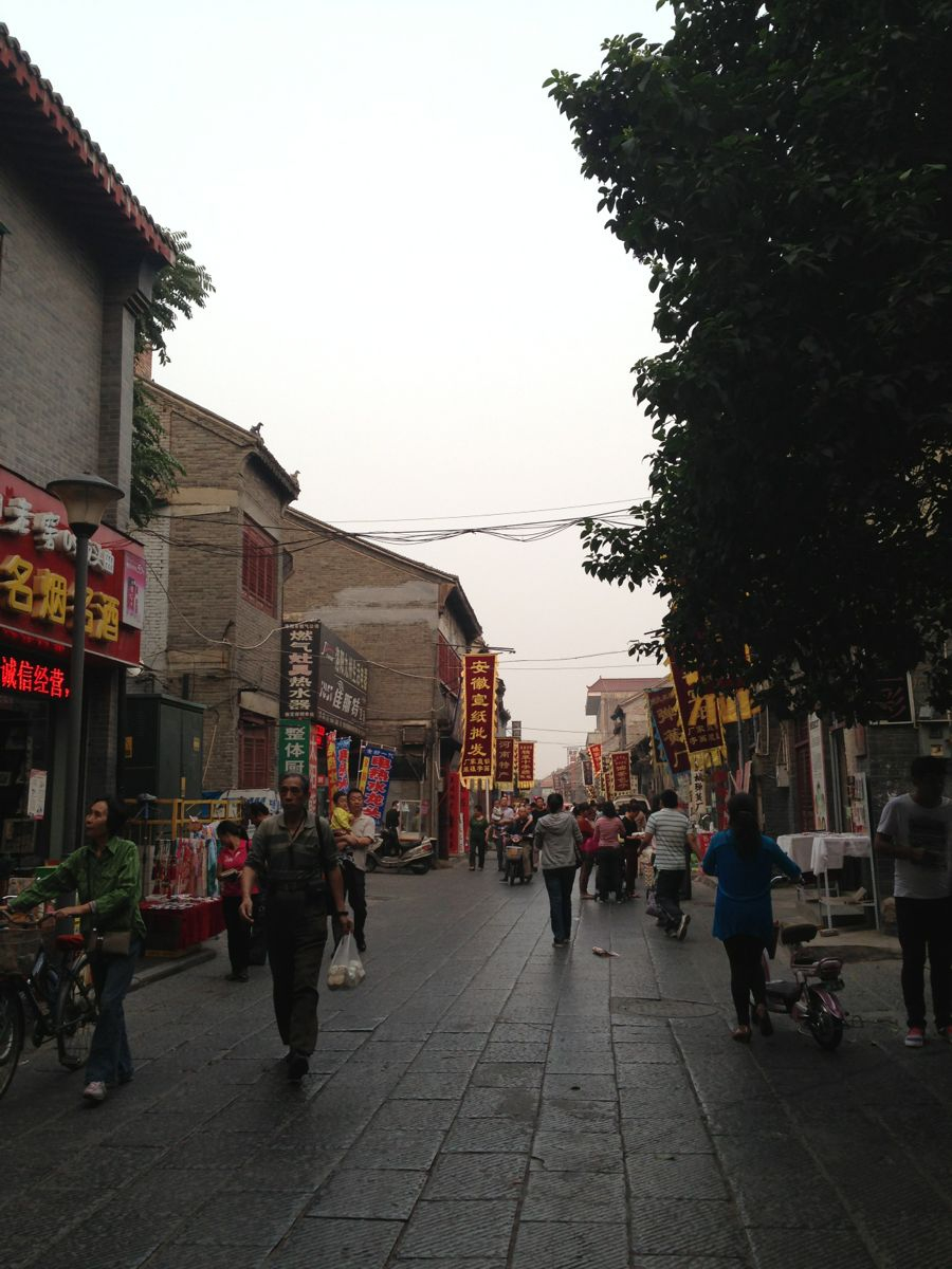 洛阳老街,一条有著百年历史的街道,如今仍是热闹的,商业区,文化区