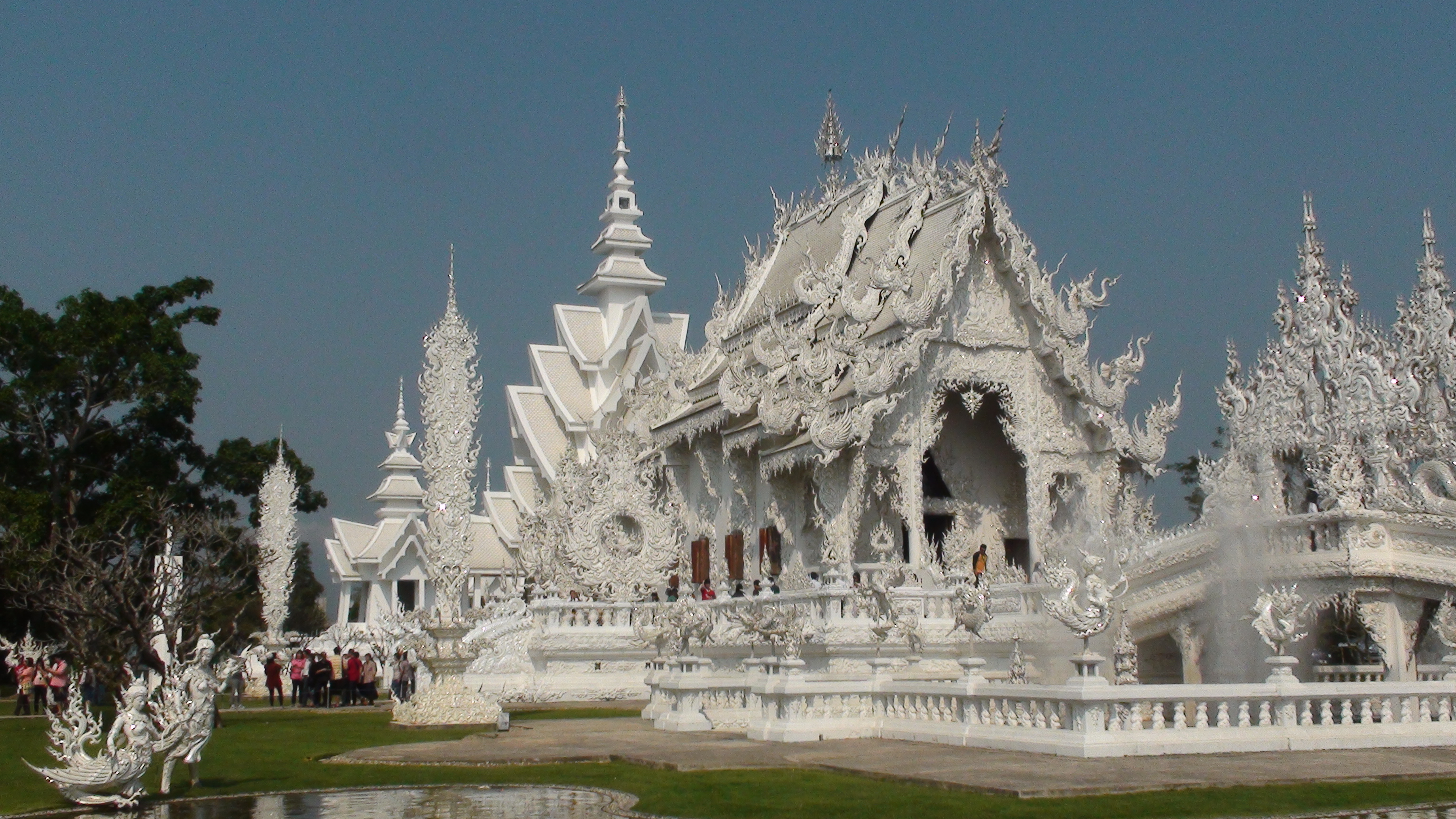 「泰国清迈白庙」✅ 泰国清迈白庙人像的图片