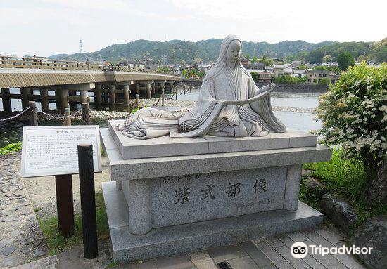 紫式部像 纪念碑 建筑人文 距景点486m