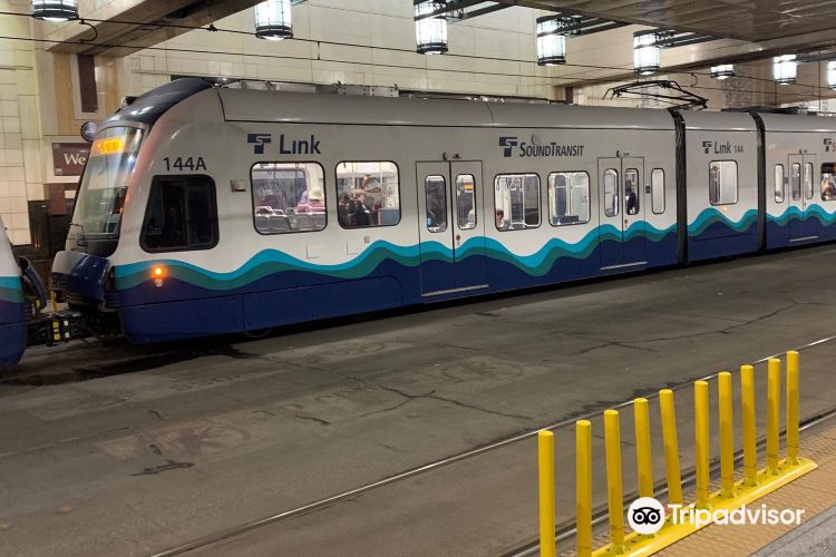 Link Light Rail & Tukwila Station travel guidebook must visit