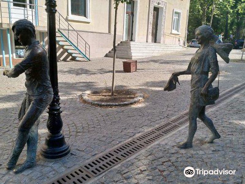 1/ 10 sculpture of lovers sculpture of lovers pedestruan street